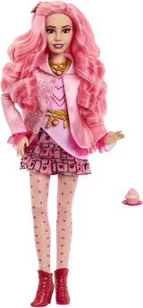 Mattel Disney Discendenti: The Rise of Red Modepuppe und Accessoires – Bridget, die junge Herzkönigin, mit vom Film inspirierter Kleidung und Cupcake, HWT91