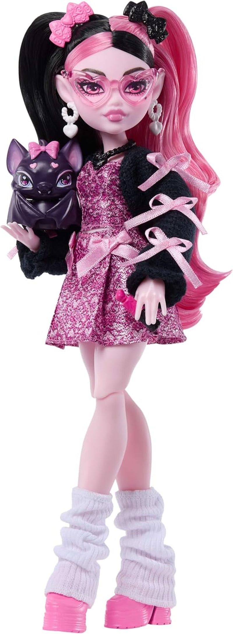 Monster High bambola Draculaura in abito rosa con fiocchi e cardigan nero con il conte favoloso pipistrello e 7 accessori tra cui ramen, rossetto e borsa, JHK29