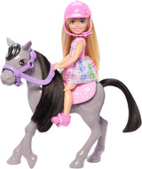 Barbie Chelsea e Pony, bambola e pony - Cavalca durante il gioco per sederti al sicuro sul cavallo, sella rosa e bastoncini, include casco e grazioso vestito scozzese, dai 3 anni in su, titolo predefinito delle bambole HTK29 Naty Shop