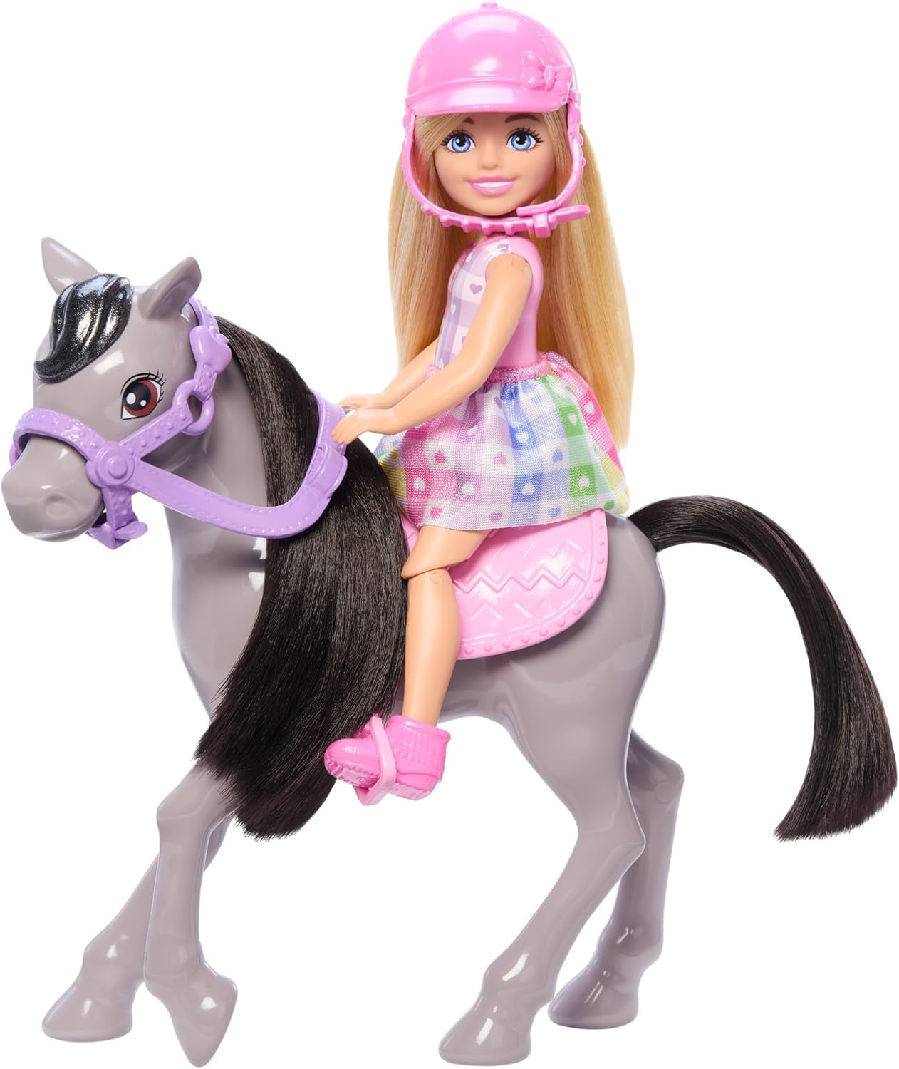 Barbie Chelsea e Pony - Allaccia le cinture per giocare e cavalcare in tutta sicurezza, sella e gradini rosa, include casco e grazioso vestito scozzese, dai 3 anni in su, HTK29