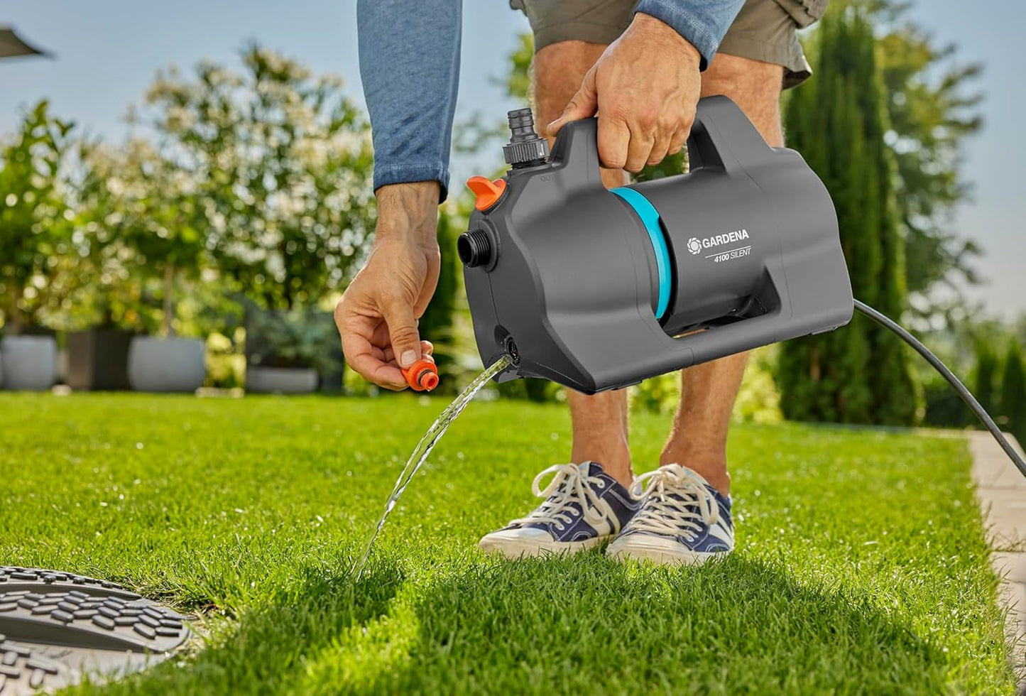 Set Pompa da Giardino Gardena 4100 Silent: Pompa per irrigazione Molto Silenziosa e Innovativa con Attacco di Aspirazione da 3,5 m e Tubo Classico da 20 m, Portata 4100 L/h, Motore da 550 W, Impermeabile, Economica (9051-20)