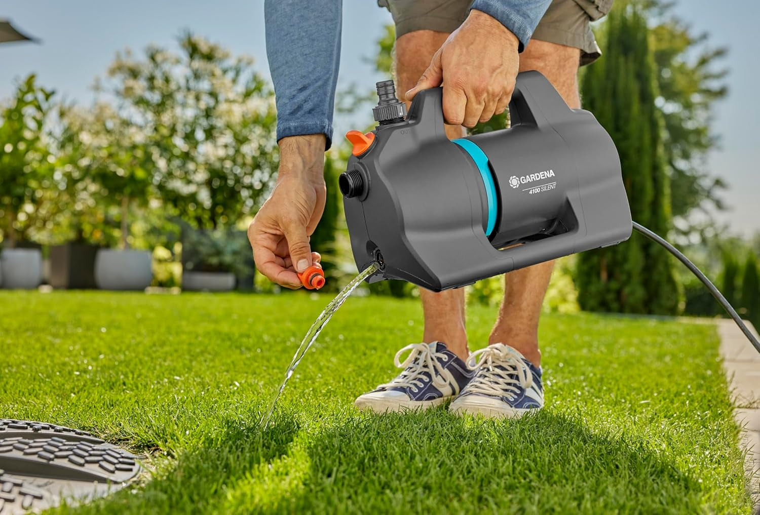 Set Pompa da Giardino Gardena 4100 Silent: Pompa per irrigazione Molto Silenziosa e Innovativa con Attacco di Aspirazione da 3,5 m e Tubo Classico da 20 m, Portata 4100 L/h, Motore da 550 W, Impermeabile, Economica (9051-20)