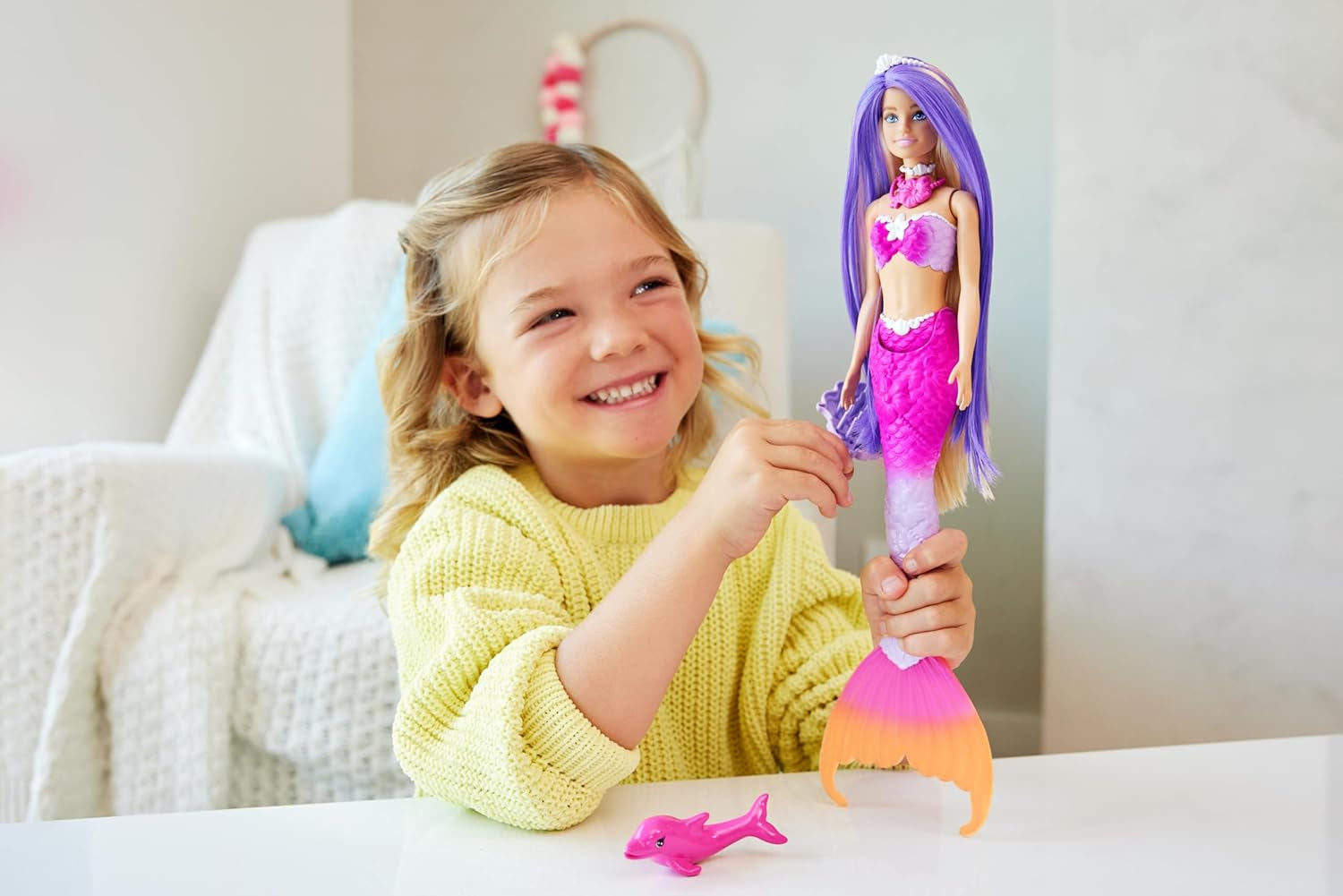 BARBIE Bambola Sirena - Ispirata alla serie TV "Barbie: Hidden Magic" con effetto cambia colore e accessori, capelli rosa lunghi 19 cm per lo styling, per bambini dai 3 anni in su, HRP97