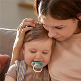 Philips AVENT Set di 4 succhietti Ultra Air leggeri e traspiranti: 2 succhietti che si illuminano al buio e 2 succhietti diurni, 18 mesi+ (modello SCF349/43)