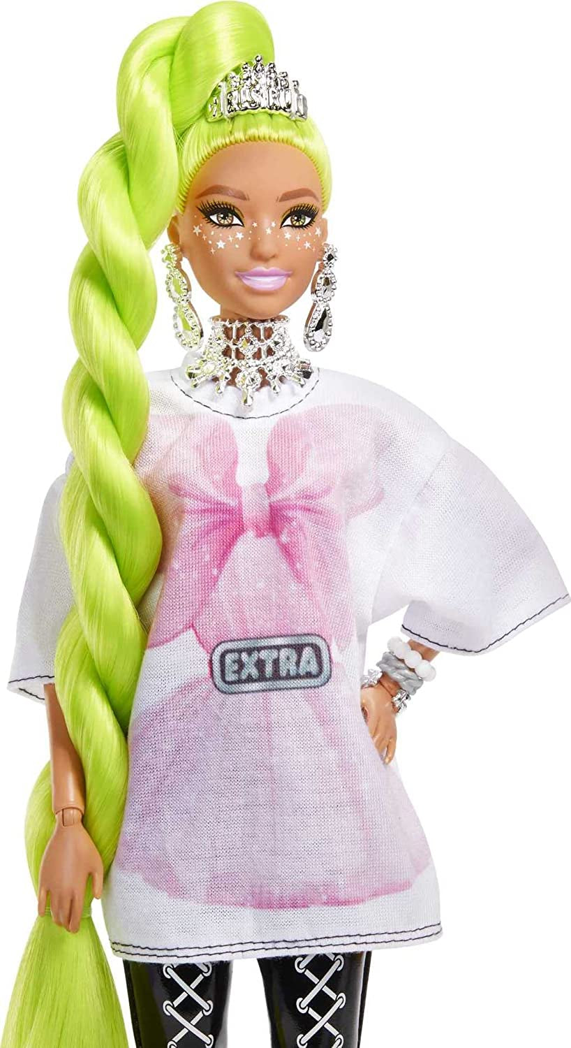 Barbie HDJ44 - Bambola Extra #11 con maglietta e leggings oversize, pappagallo, capelli extra lunghi verde neon e accessori, articolazioni flessibili, giocattolo regalo per bambini dai 3 anni in su Naty Shop Dolls