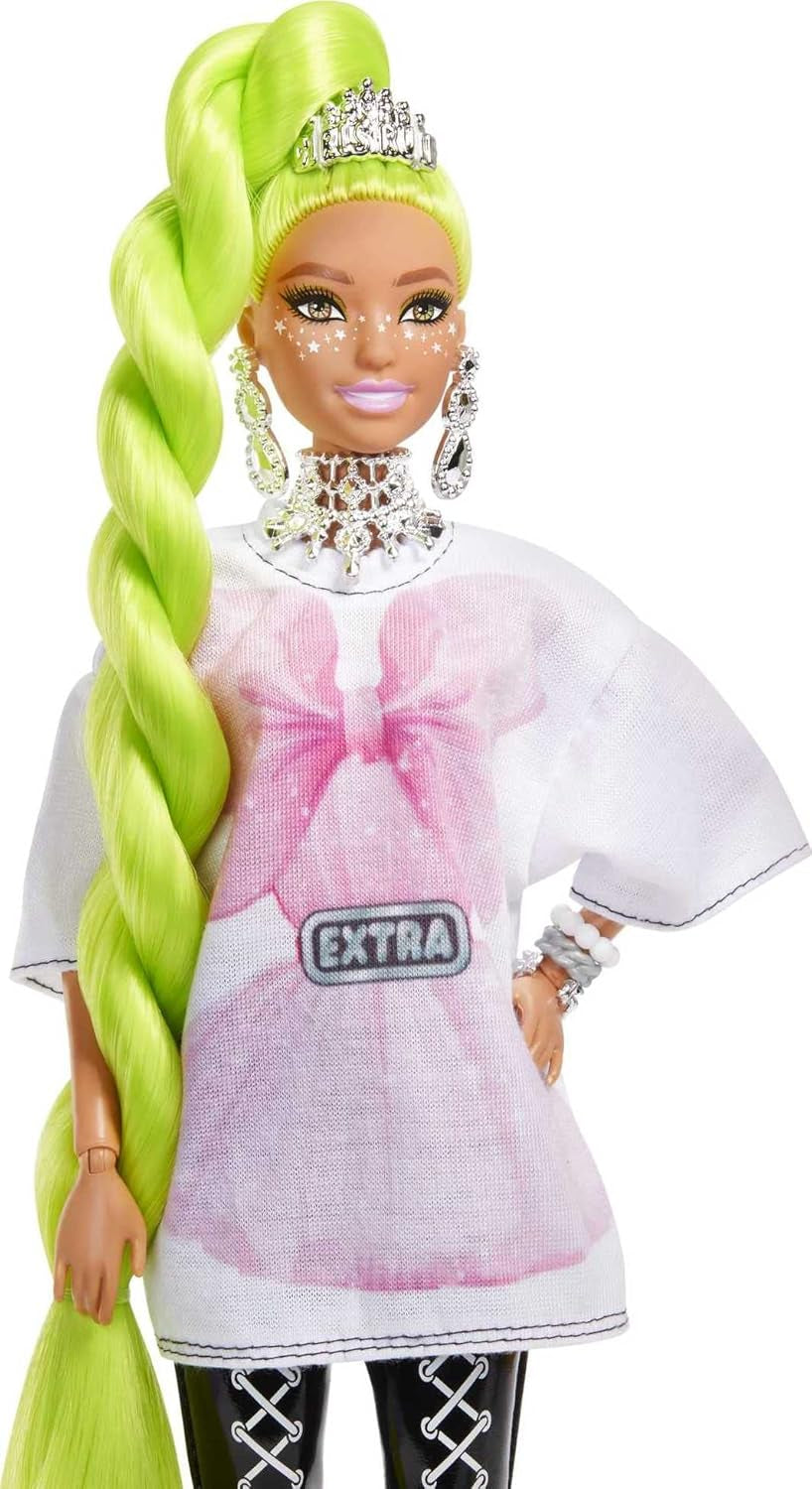 Barbie HDJ44 - Extra Puppe #11 in übergroßem T-Shirt & Leggings mit Haustier Papagei, extra langes neongrünes Haar & Zubehör, Gelenke flessibile, Gioco Geschenk für Kinder ab 3 Jahren