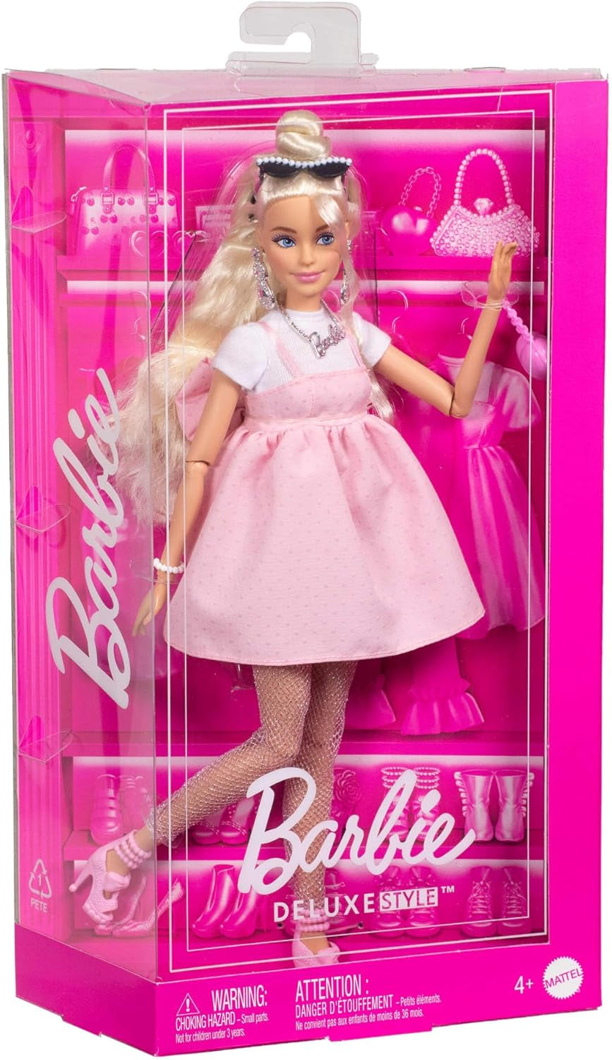 Barbie Doll Deluxe Stile n. 3 con outfit Barbiecore, capelli biondi raccolti in uno chignon alto, vestito rosa pastello con fiocco oversize e accessori come collant a rete, bambole HYV27 Naty Shop