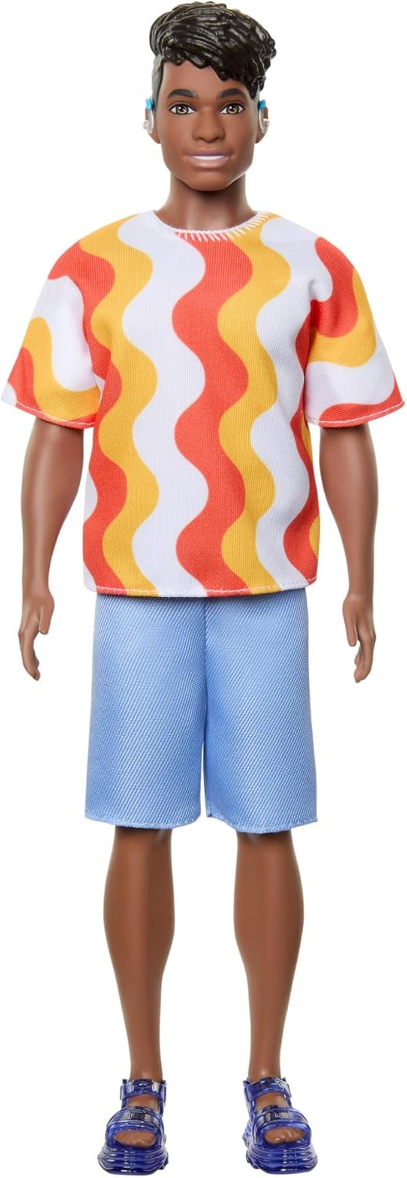 Barbie Fashionistas Ken bambola n. 220 Forma del corpo ampia con cinturini in camicia fantasia arancione staccabile, pantaloncini e sandali con plateau, titolo predefinito HRH23 Naty Shop Dolls