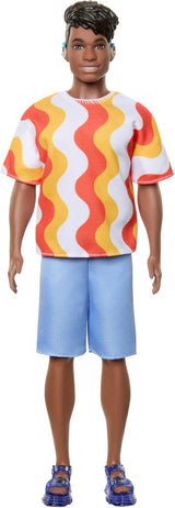 Barbie Fashionistas Ken bambola n. 220 Forma del corpo ampia con cinturini in camicia fantasia arancione staccabile, pantaloncini e sandali con plateau, titolo predefinito HRH23 Naty Shop Dolls