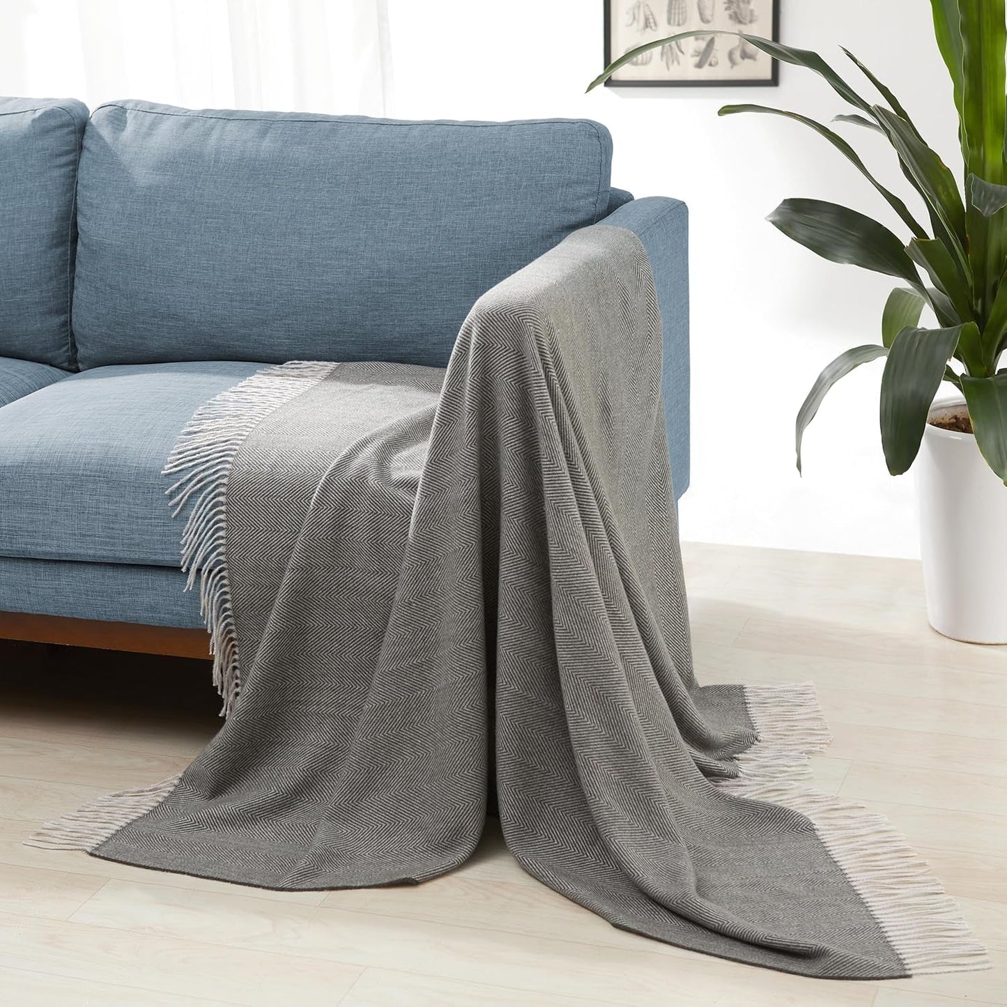 Coperta Amazon Basics, leggera, poliestere riciclato, arredamento per la camera Coperta accogliente, 127 x 152 cm, bianco avorio con motivo blu Letti e coperte a quadri Besuche den Amazon Basics-Store Motivo a spina di pesce grigio scuro e grigio chiaro