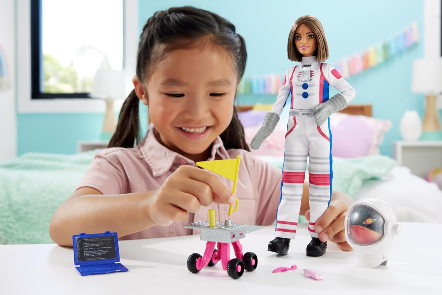 Barbie 65° anniversario bambola e 10 accessori, set bambola bruna astronauta, rover con ruote, casco spaziale con visiera personalizzabile e altro, bambole HRG45 Naty Shop