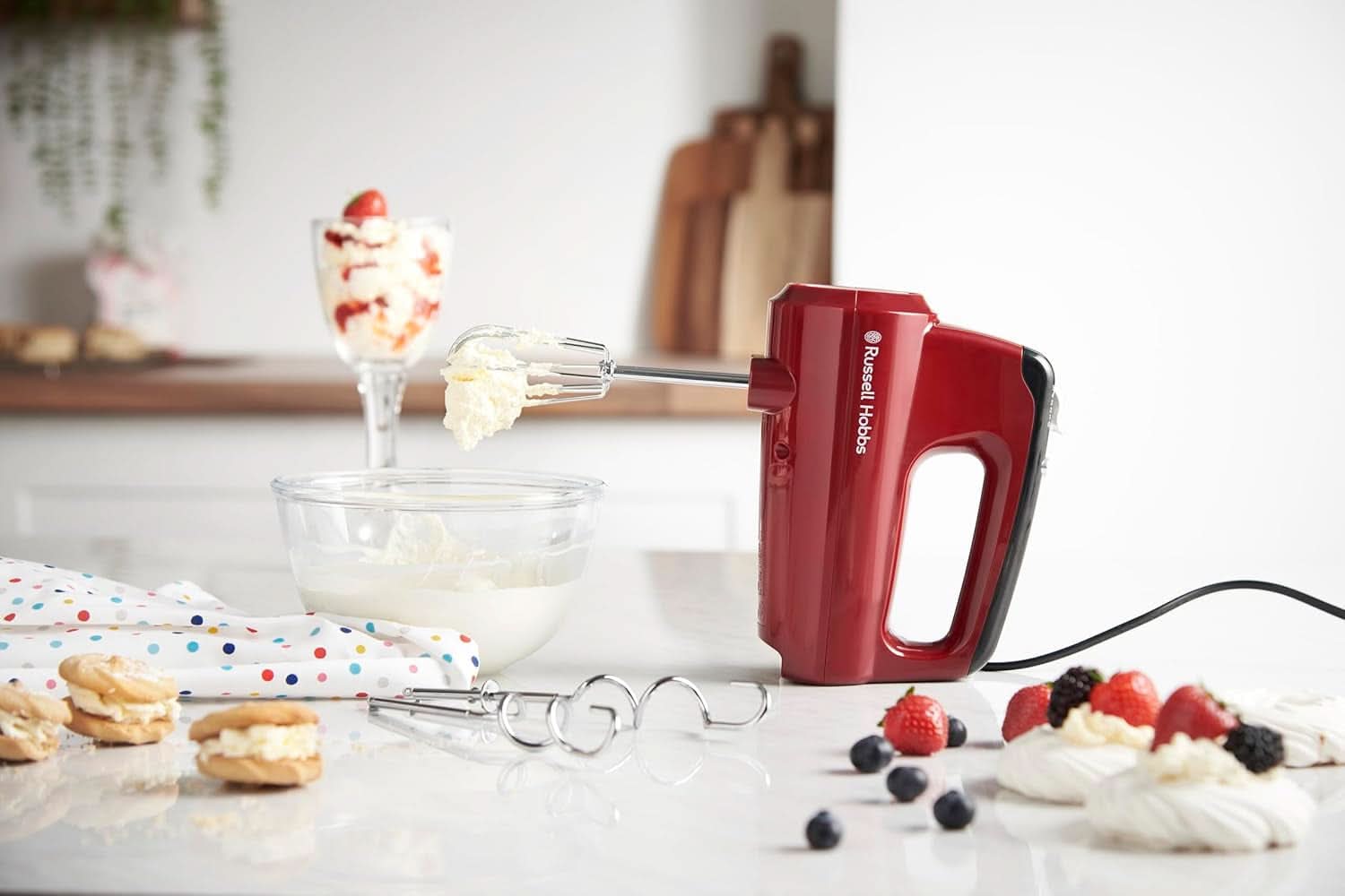 Russell Hobbs Miscelatore manuale [Handrührgerät] Desire Rot (5 Geschwindigkeitsstufen+Turbofunktion, 2 Spülmaschinengeeignete Rührbesen & Knethaken, Auswurftaste, Aufrechte Parkposition) Handrührer 24670-56 Kitchen Naty Shop