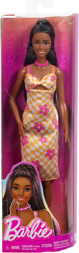 Bambola Barbie Fashionistas n. 233 con capelli neri, abito midi scozzese arancione con fiori rosa, collana e sandali, HYT91