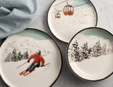 Winter Escape Set di stoviglie natalizie in gres da 12 pezzi - Design nordico da sciatore invernale - Lavabile in lavastoviglie e adatto al microonde