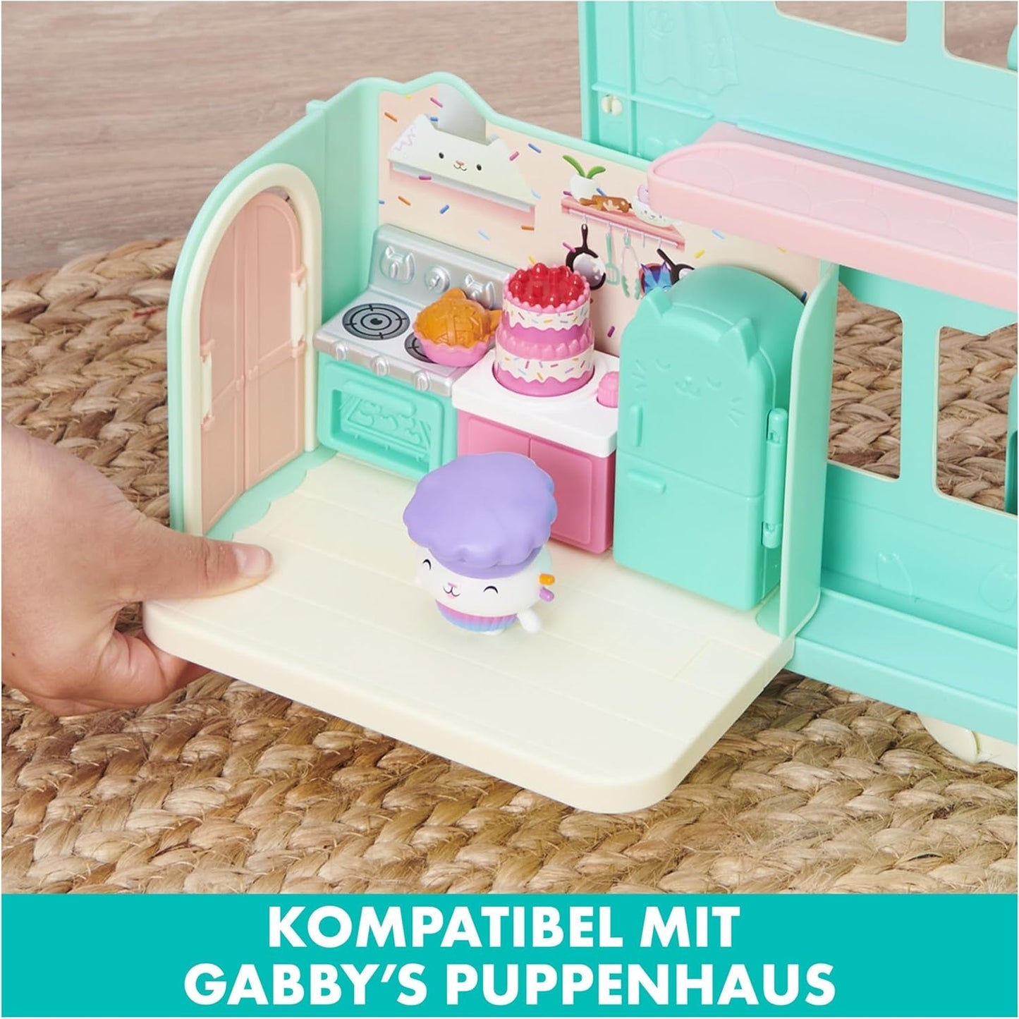 CASA DELLE BAMBOLE GABBY'S DREAMWORKS - Camera Deluxe, pasticceria Cakey, cucina Kuchi (rumeno: Cakey), 3 mobili e 2 scatole a sorpresa con accessori, adatta a bambini dai 3 anni in su