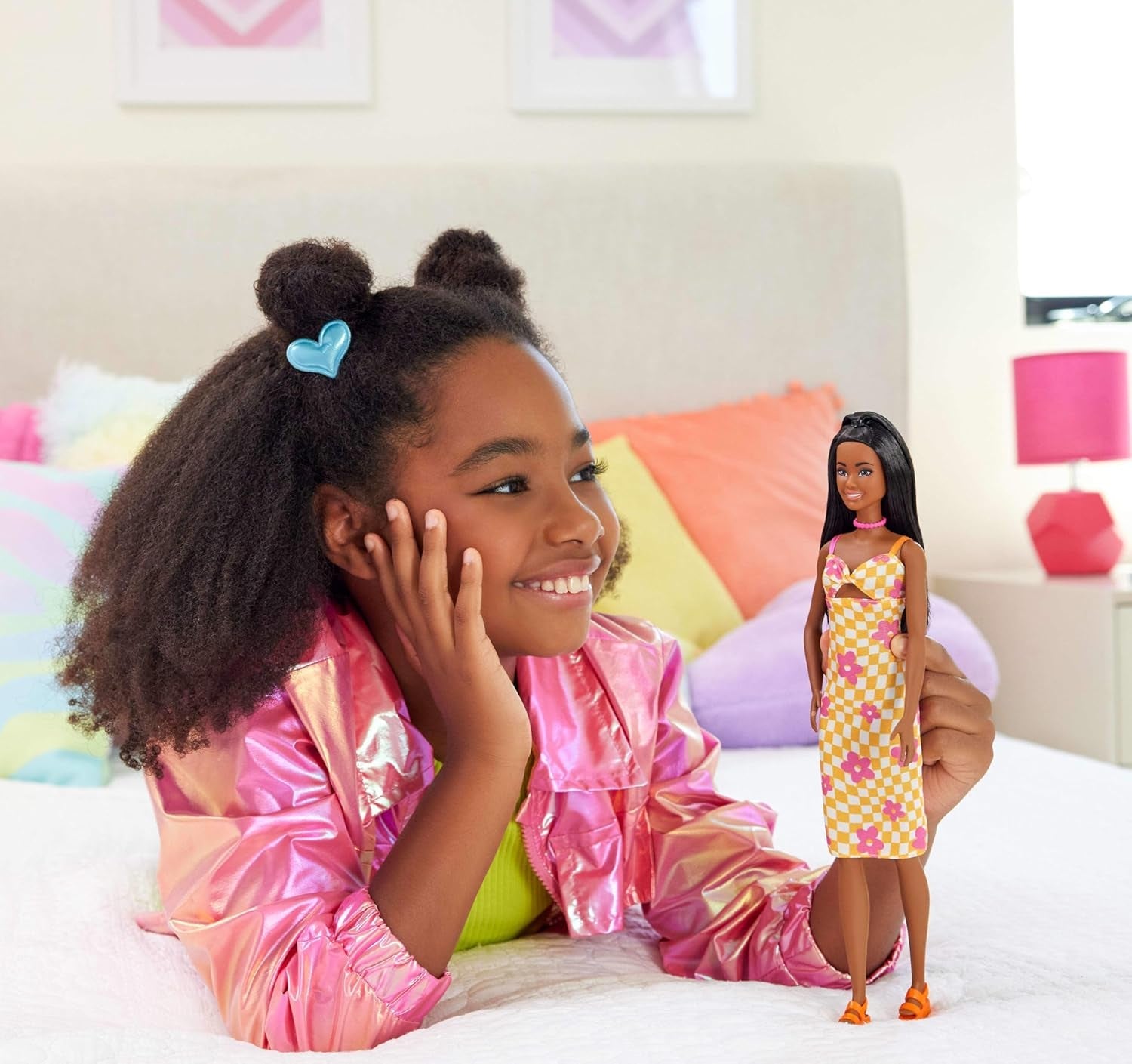 Bambola Barbie Fashionistas n. 233 con capelli neri, abito midi scozzese arancione con fiori rosa, collana e sandali, HYT91