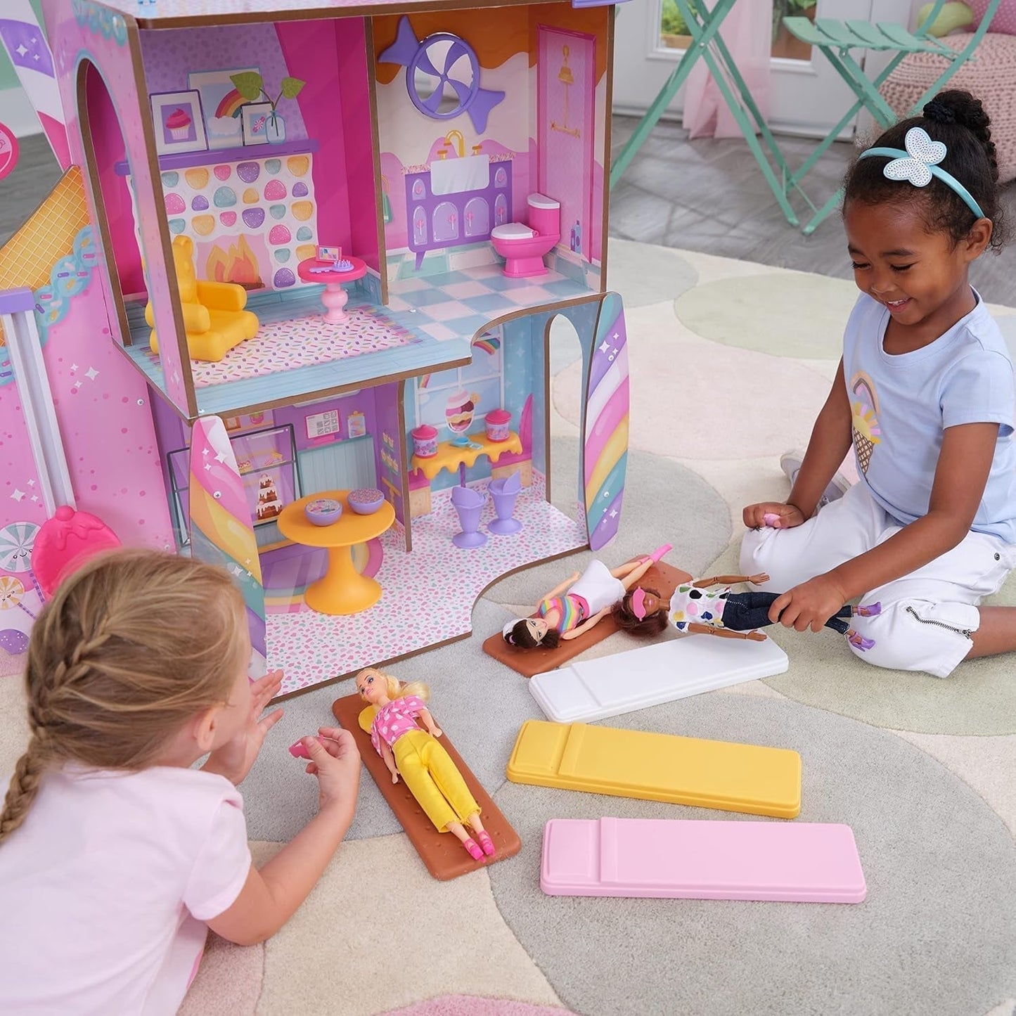 Kidkraft Candy Castle Casa delle Bambole in Legno con Mobili e Accessori, Casetta Lama Unicorno, Sollevatore Torta Gelato e Sedia in Gomma per Bambole, Giocattolo per 3 Anni, 20242 Naty Shop Dollhouses