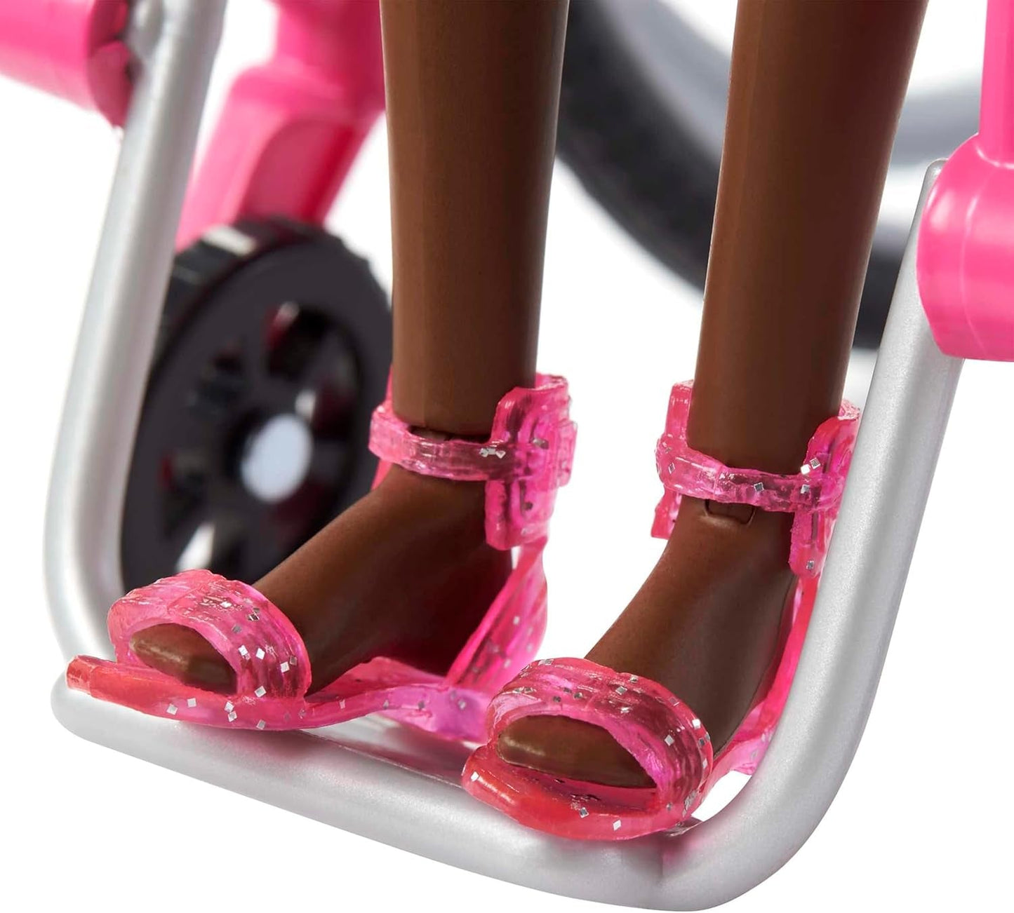 Barbie Fashionistas Capelli neri Tuta colorata Rampa per sedia a rotelle Bambola per sedia a rotelle inclusa Giocattolo regalo per bambini Età 3+ HJT14