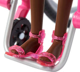 Barbie Fashionistas Capelli neri Tuta colorata Rampa per sedia a rotelle Bambola per sedia a rotelle inclusa Giocattolo regalo per bambini Età 3+ HJT14