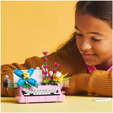 Macchina da scrivere LEGO Creator 3In1 con fiori - giocattolo trasformabile in modello Keytar o in vaso da fiori con quaderno e penna - set di costruzione - regalo per ragazze e ragazzi a partire da 8 anni 31169 Set di costruzione Besuche den LEGO-Store