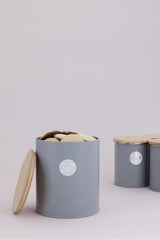 Collezione LIVING, biscottiera con coperchio | grigio pastello | Scatola per biscotti da 3,4 litri | barattolo di biscotti in acciaio con coperchio | Barattoli ermetici in bambù con coperchio Scatole per alimenti Naty Shop