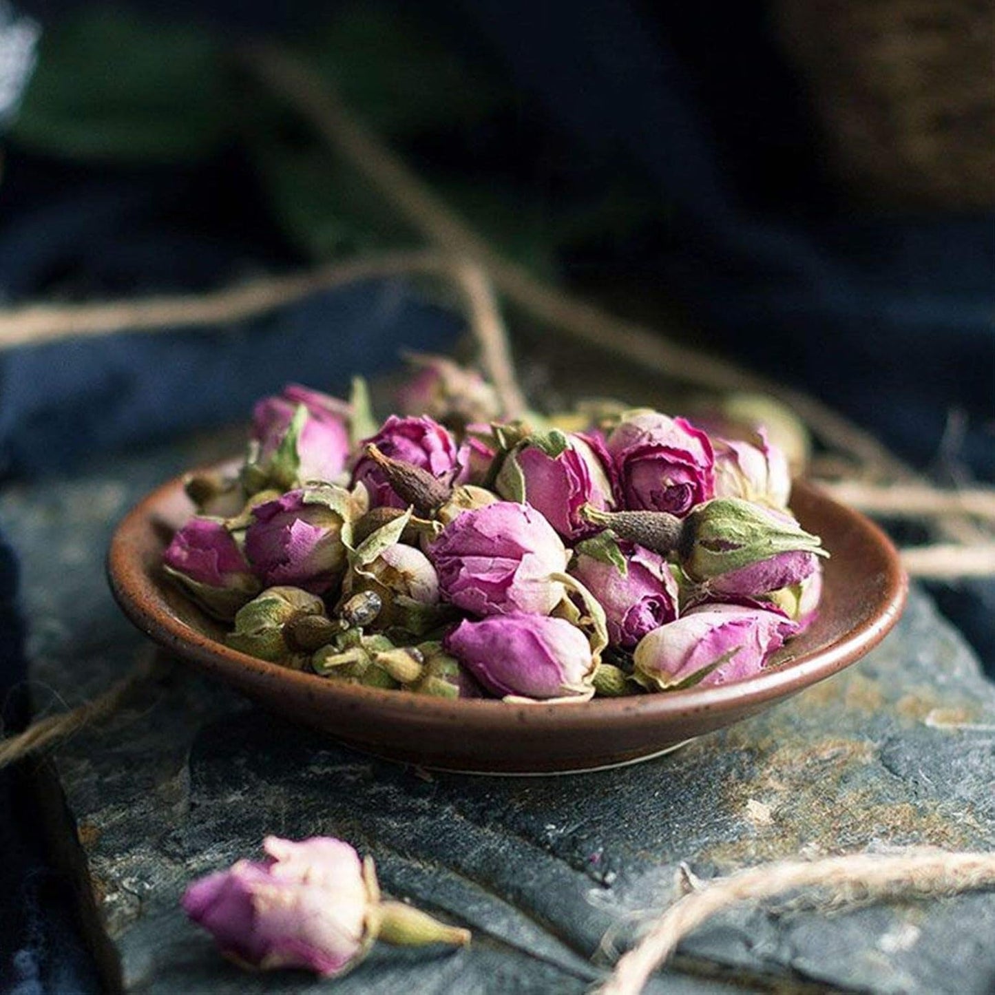 Boccioli di rosa commestibili premium da 100 g - infuso di petali di rosa Atlas essiccati - gusto e aroma dolce e floreale - 100% naturale, puro e senza additivi | Tazarin Ltd