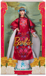 BARBIE Lunar New Year Barbie Puppe - Traditionelles Kleid in glücksbringendem Rot mit Pfingstrosenmuster, cyanblaue Schuhe mit pinken Troddeln, inspiriert von der Peking-Oper, HRM57