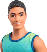 Ken Barbie Fashionistas bambola n. 236 con capelli neri, canotta verde acqua sfumata, shorts in denim e scarpe da ginnastica argentate, HYV00