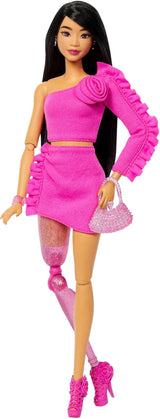 Barbie Doll Deluxe Stile n. 3 con outfit Barbiecore, capelli biondi raccolti in uno chignon alto, vestito rosa pastello con fiocco oversize e accessori come collant a rete, HYV27 Naty Shop Dolls Black