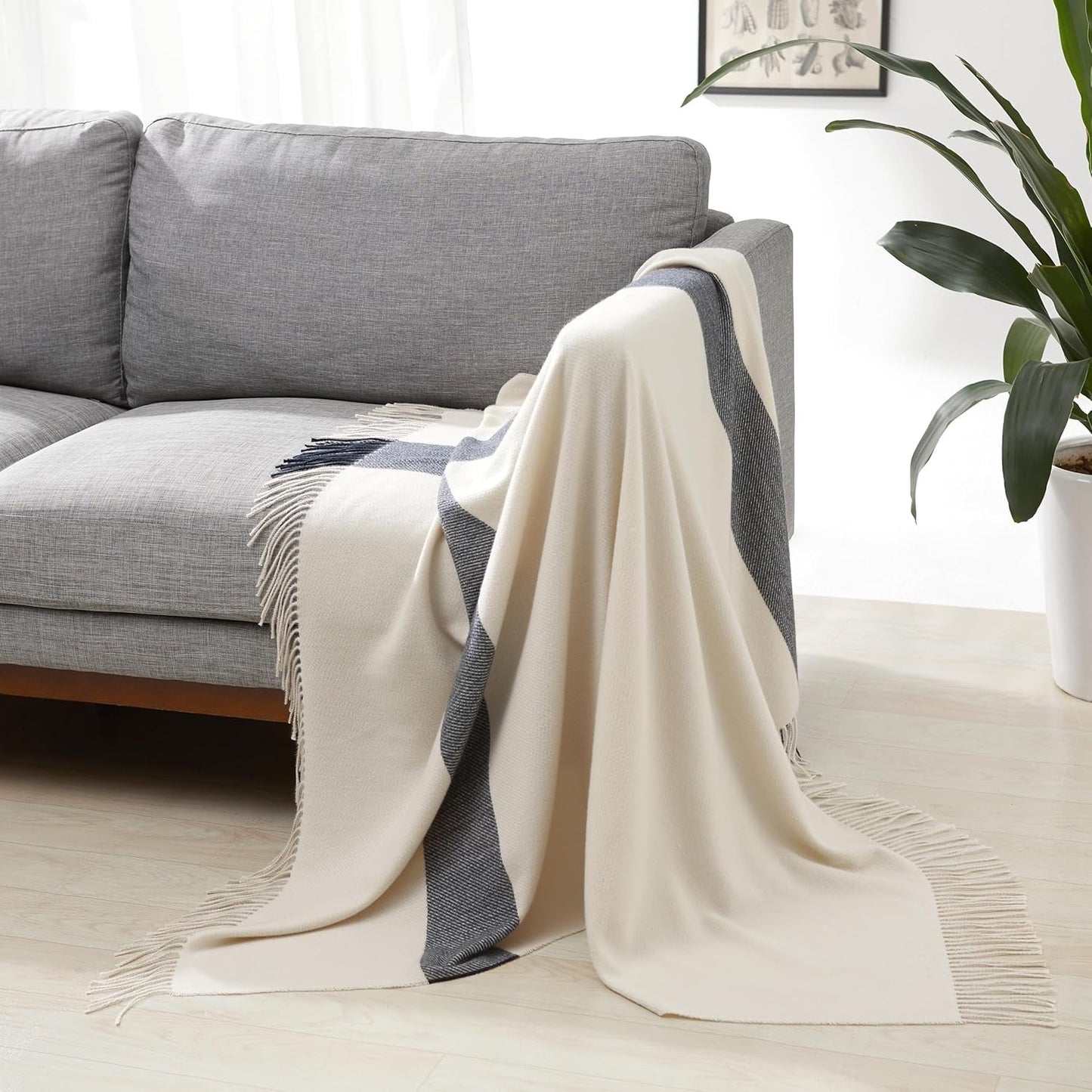 Coperta Amazon Basics, leggera, poliestere riciclato, coperta accogliente per l'arredamento della camera, 127 x 152 cm, bianco avorio con motivo a quadretti blu Letti e coperte Besuche den Amazon Basics-Store Bianco avorio con motivo a quadretti blu