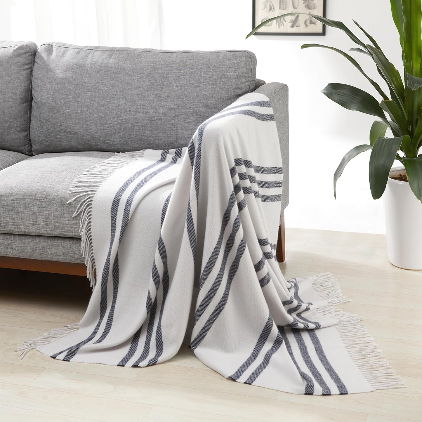 Coperta da tiro Amazon Basics, leggera, poliestere riciclato, coperta accogliente per arredamento della camera, 127 x 152 cm, bianco avorio con motivo blu Letti e coperte a quadri Besuche den Amazon Basics-Store Grigio chiaro con strisce blu