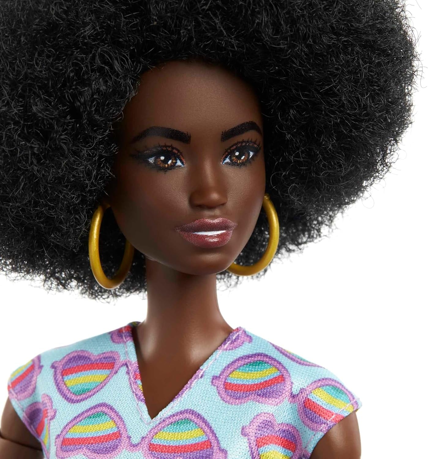 Barbie Fashionistas Capelli neri Tuta colorata Rampa per sedia a rotelle Bambola per sedia a rotelle inclusa Giocattolo regalo per bambini Età 3+ HJT14