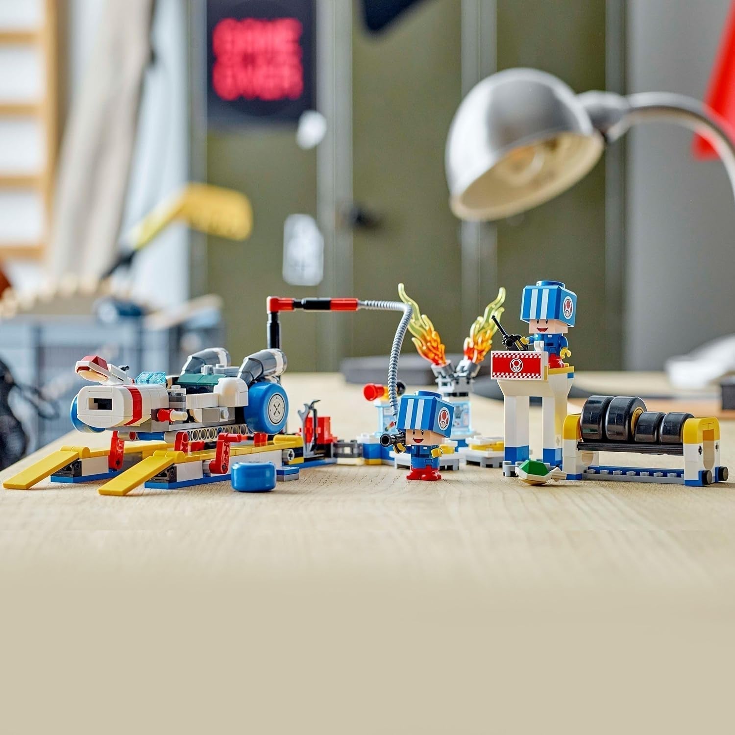 LEGO Super Mario: Mario Kart - L'officina di Toad, personaggio Nintendo, giocattolo personalizzabile, set di avventure, regalo per ragazzi, ragazze e giocatori a partire da 8 anni 72035 Set da costruzione Besuche den LEGO-Store