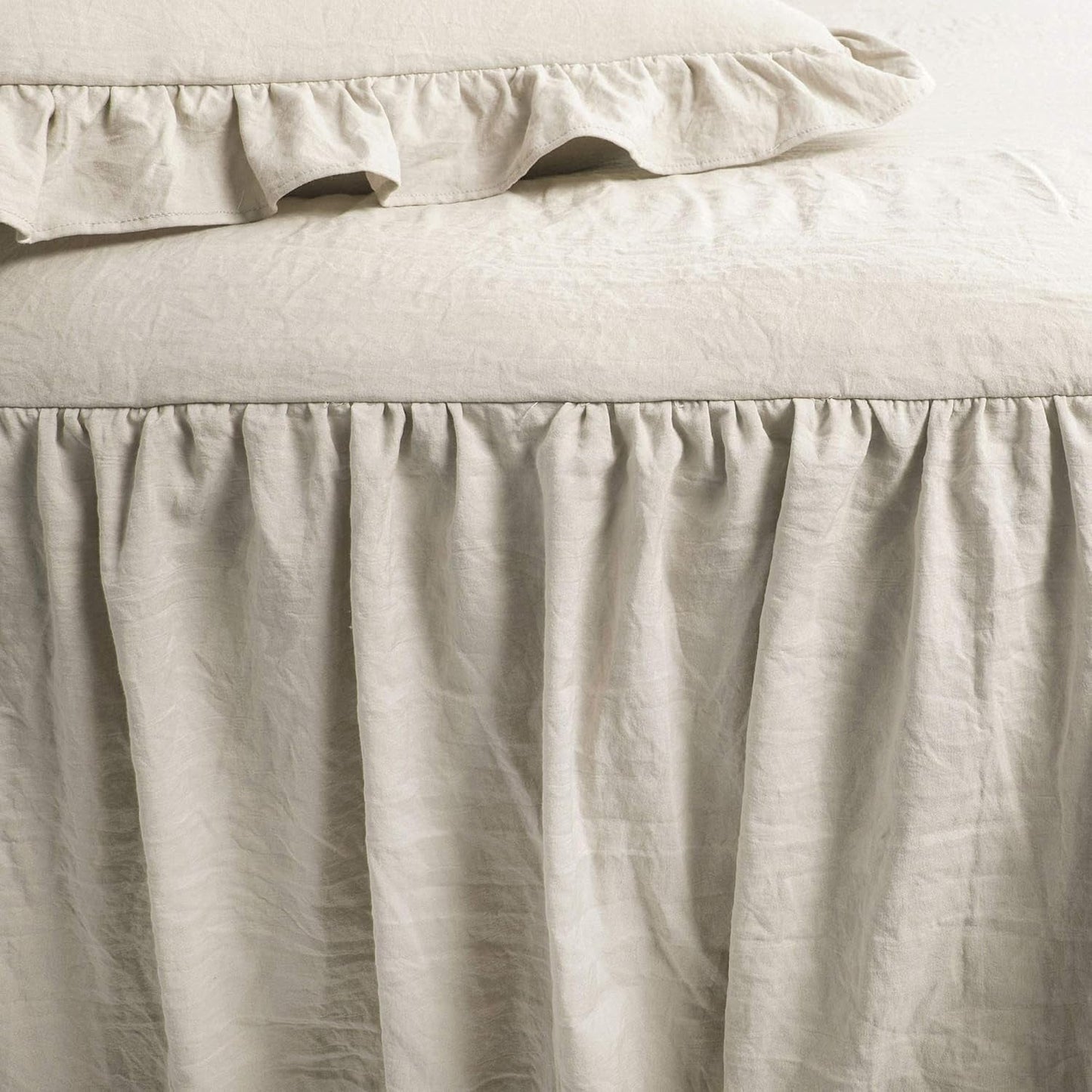 Set di biancheria da letto con gonna a volant con decorazioni lussureggianti Set di biancheria da letto di lusso in 3 pezzi per la fattoria Elegante e affascinante dettaglio con volant Stile senza tempo e design classico Letti e trapunte con decorazioni lussureggianti king size morbide e leggere