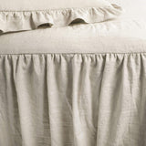 Set di biancheria da letto con gonna a volant con decorazioni lussureggianti Set di biancheria da letto di lusso in 3 pezzi per la fattoria Elegante e affascinante dettaglio con volant Stile senza tempo e design classico Letti e trapunte con decorazioni lussureggianti king size morbide e leggere
