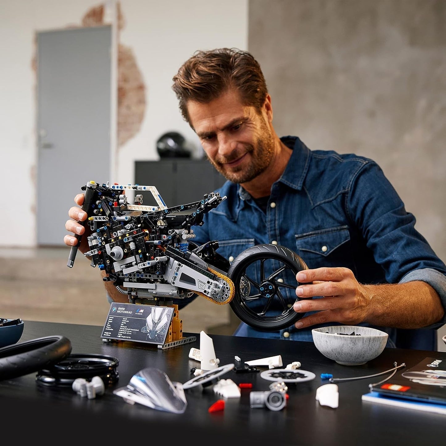 LEGO Technic BMW M 1000 RR Modello di motocicletta Kit per adulti Set come regalo artigianale per uomini e donne Decorazione per la casa o l'ufficio 42130 Kit di costruzione Besuche den LEGO-Store