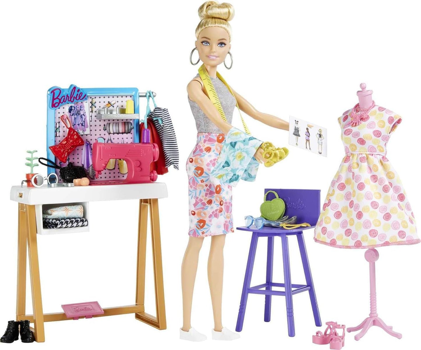 Barbie HDY90 - bambola stilista (30,40 cm) e studio, oltre 25 accessori di design e moda, scrivania di design, sedia, macchina da cucire, modello in tessuto, manichino e altro, giocattoli da 3 anni Naty Shop Dolls