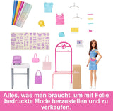 Barbie Fashion Boutique Playset - Bambola con motivi in ​​lamina, oltre 150 look originali, include 2 camicette e 5 fogli di lamina, appendiabiti e lettore di carte di credito, dai 3 anni in su, HKT78