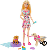 Barbie Dog Duo Doll e accessori, inclusi cane piccolo e cane grande con sedia a rotelle, guinzaglio, ciotola per cibo, cuccia e ossi per dolcetti, dai 3 anni in su, HTK37 Bambole Naty Shop
