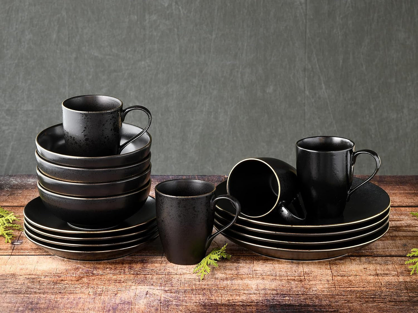 CreaTable, 22699, serie Industrial Gold BLACK, set di stoviglie da 16 pezzi per 4 persone, servizio combinato in porcellana, lavabile in lavastoviglie e adatto al microonde, produzione di qualità