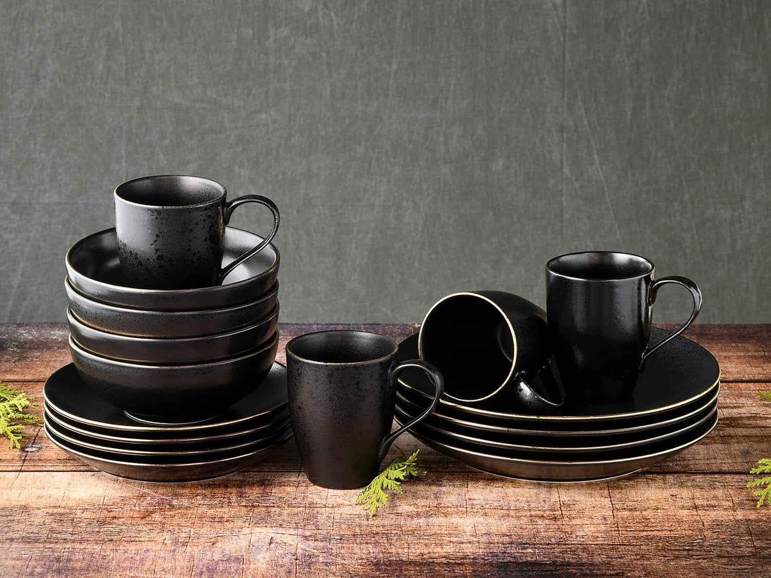 CreaTable, 22699, serie Industrial Gold BLACK, set di stoviglie da 16 pezzi per 4 persone, servizio combinato in porcellana, lavabile in lavastoviglie e adatto al microonde, produzione di qualità