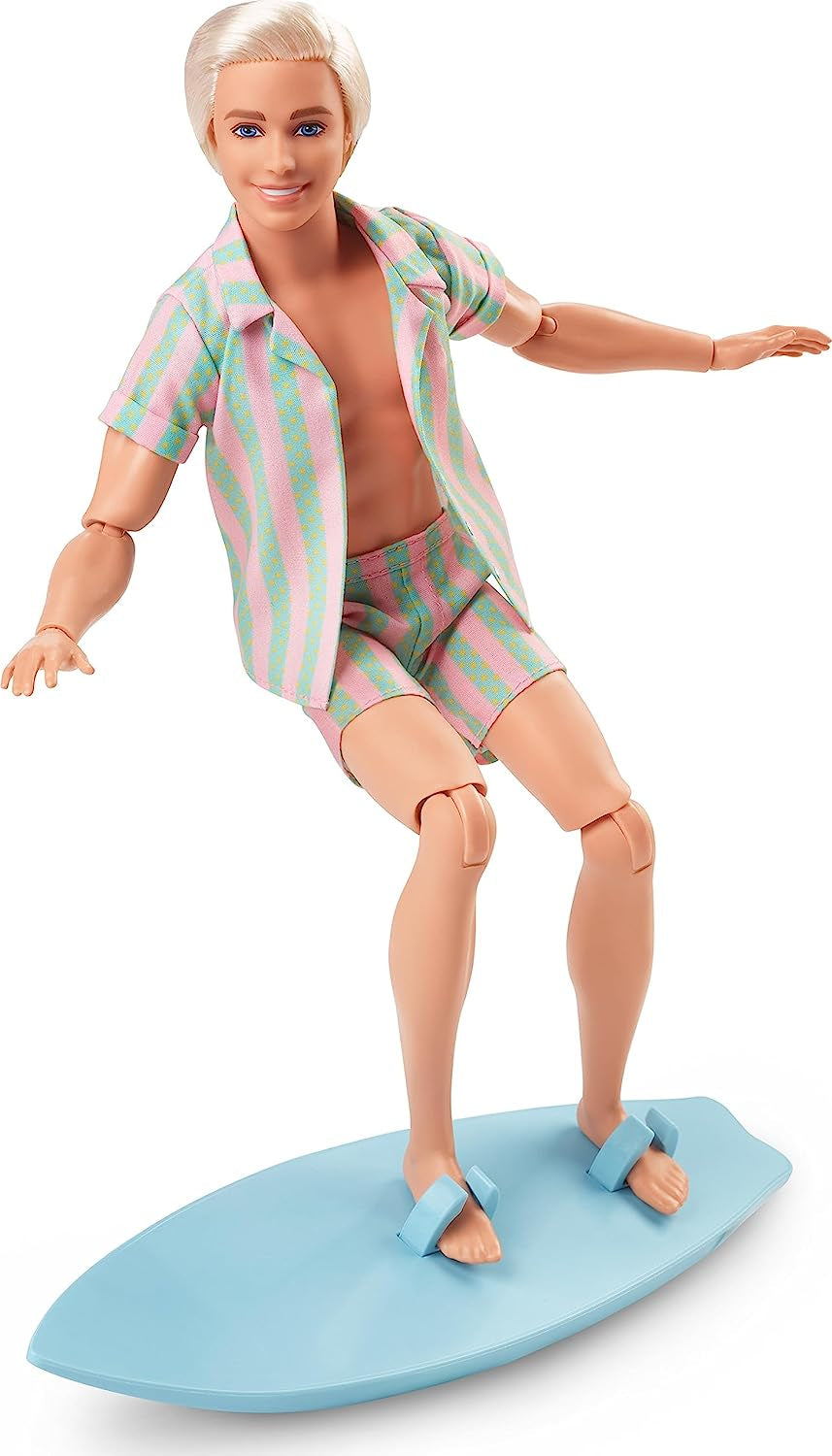 Barbie il film - Appassionati di film, bambola Ken, bambola da collezione con tavola da surf e scarpe da ginnastica, corpo mobile, capelli biondo platino, adatta come regalo per bambini di 3 anni, bambole HPJ97 Naty Shop