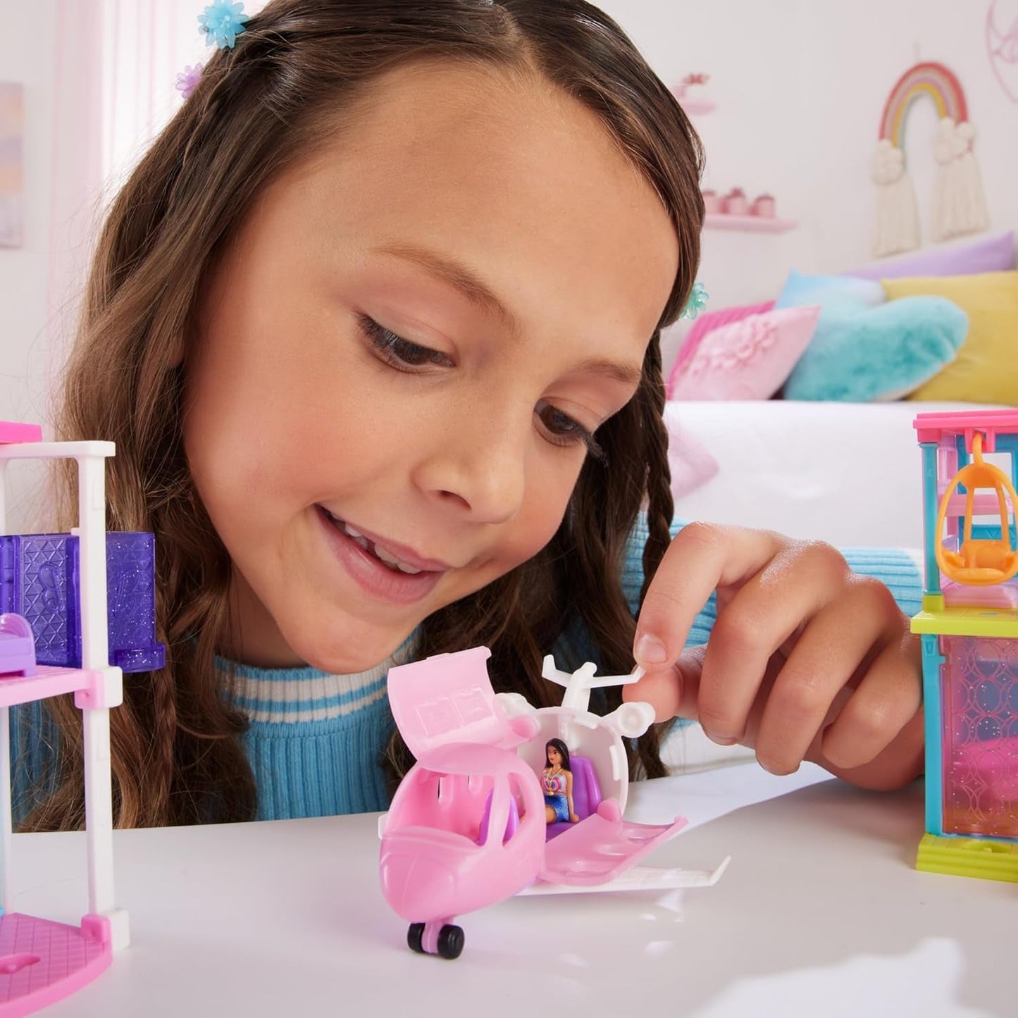 Mini BarbieLand Set di bambole e veicoli giocattolo Barbie, bambola da 1,5" e iconico veicolo giocattolo a sorpresa che cambia colore, HYF40