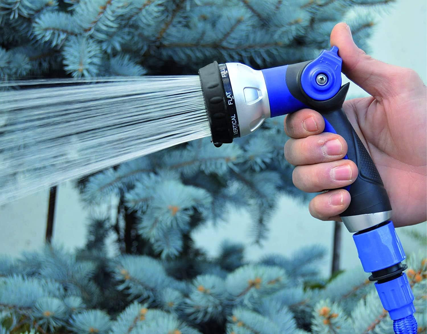 590078 – Set tubo a spirale blu 15 metri (diametro 9 mm) + pistola multifunzione con 8 ugelli + filettatura interna automatica con adattatore ¾-½ + 2 connettori rapidi + staffa di sospensione