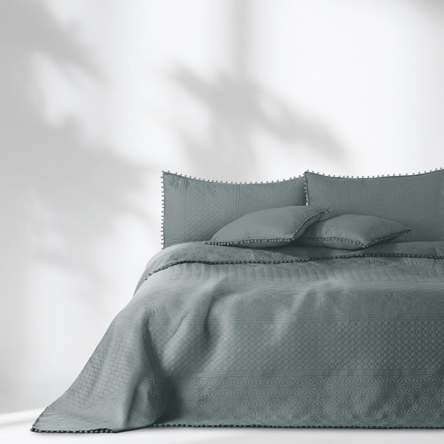 Ameliahome Copriletto con pompon 220X240 Cm Copriletto double face Trapuntatura ad ultrasuoni Poliestere Meadore Grey Letti e coperte Besuche den AmeliaHome-Store