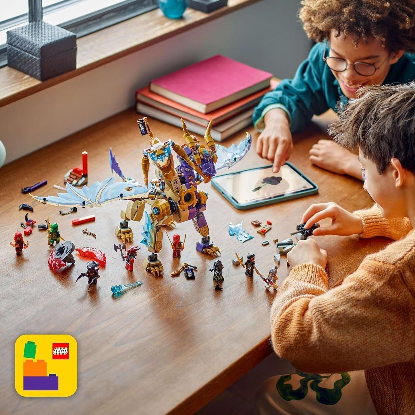 LEGO NINJAGO Drago Arcobaleno - giocattolo con 8 minifigure e una ruota Spinjitzu - giocattolo costruibile ninja interattivo per ragazzi e ragazze sopra i 9 anni - idea regalo per i fan 71836 Set da costruzione Besuche den LEGO-Store
