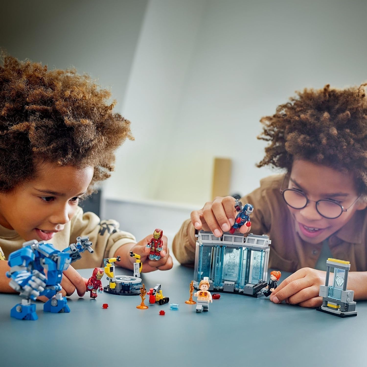 LEGO Marvel Iron Man's Laboratory: Sala dell'Armatura - Giocattolo da supereroe con personaggio Mech, 5 minifigure tra cui Aldrich Killian - Regalo Avengers per ragazzi e ragazze dagli 8 anni in su 76315 Set da costruzione Beuche den LEGO-Store