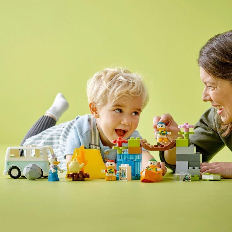 LEGO DUPLO Disney Topolino e i suoi amici in campeggio, 10997, set con camper, canoa e personaggio di Paperina, giocattolo costruibile, regalo per bambini dai 2 anni in su, set di costruzione per ragazze e ragazzi Besuche den LEGO-Store
