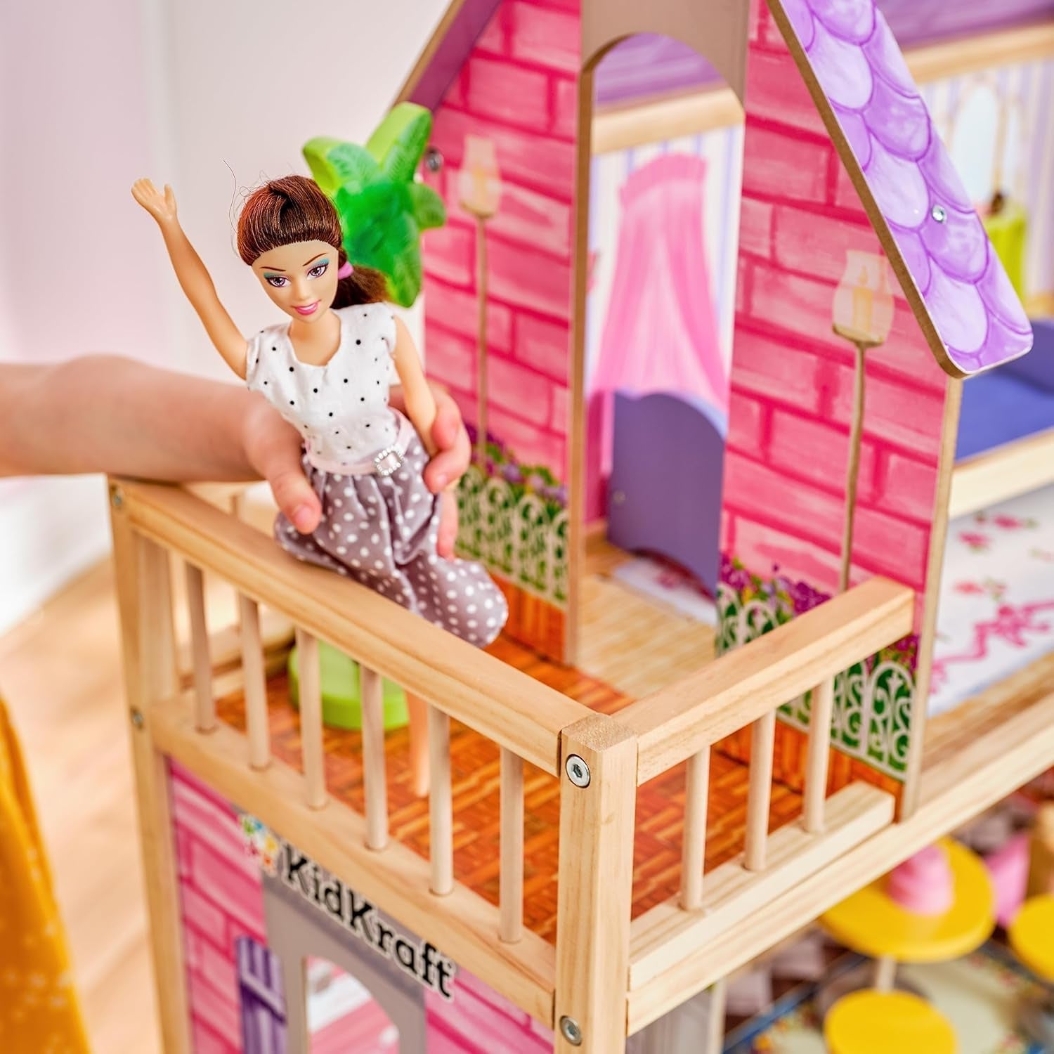 Kidkraft Kayla Casa delle bambole in legno con mobili e accessori, set da gioco a 3 livelli per bambole da 30 cm, giocattolo per 3 anni, 65092 - Esclusivamente su Amazon Dollhouses Naty Shop