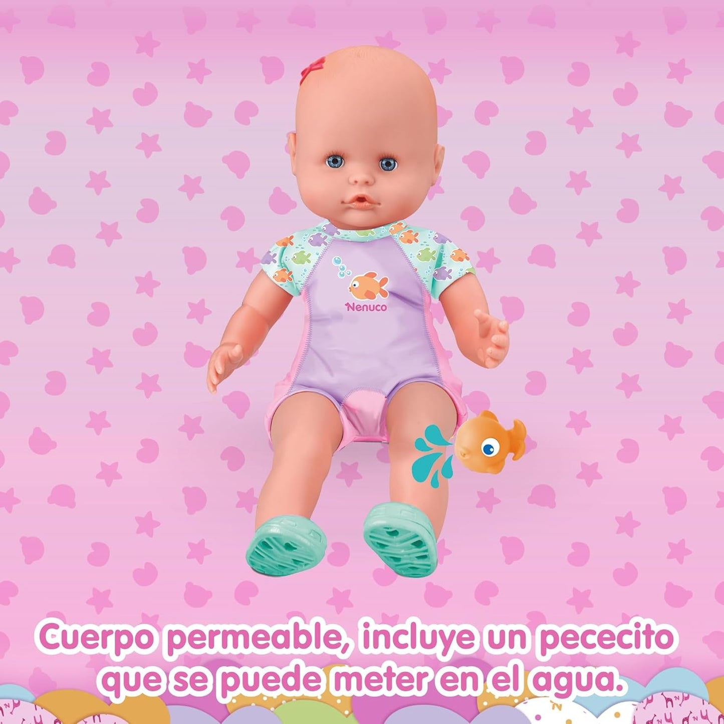 Il mio primo bagno: Una bambola morbida con il corpo impermeabile, adatta per l'uso in bagno, in piscina e al mare. Include un costume da bagno e un pesce nell'acqua.